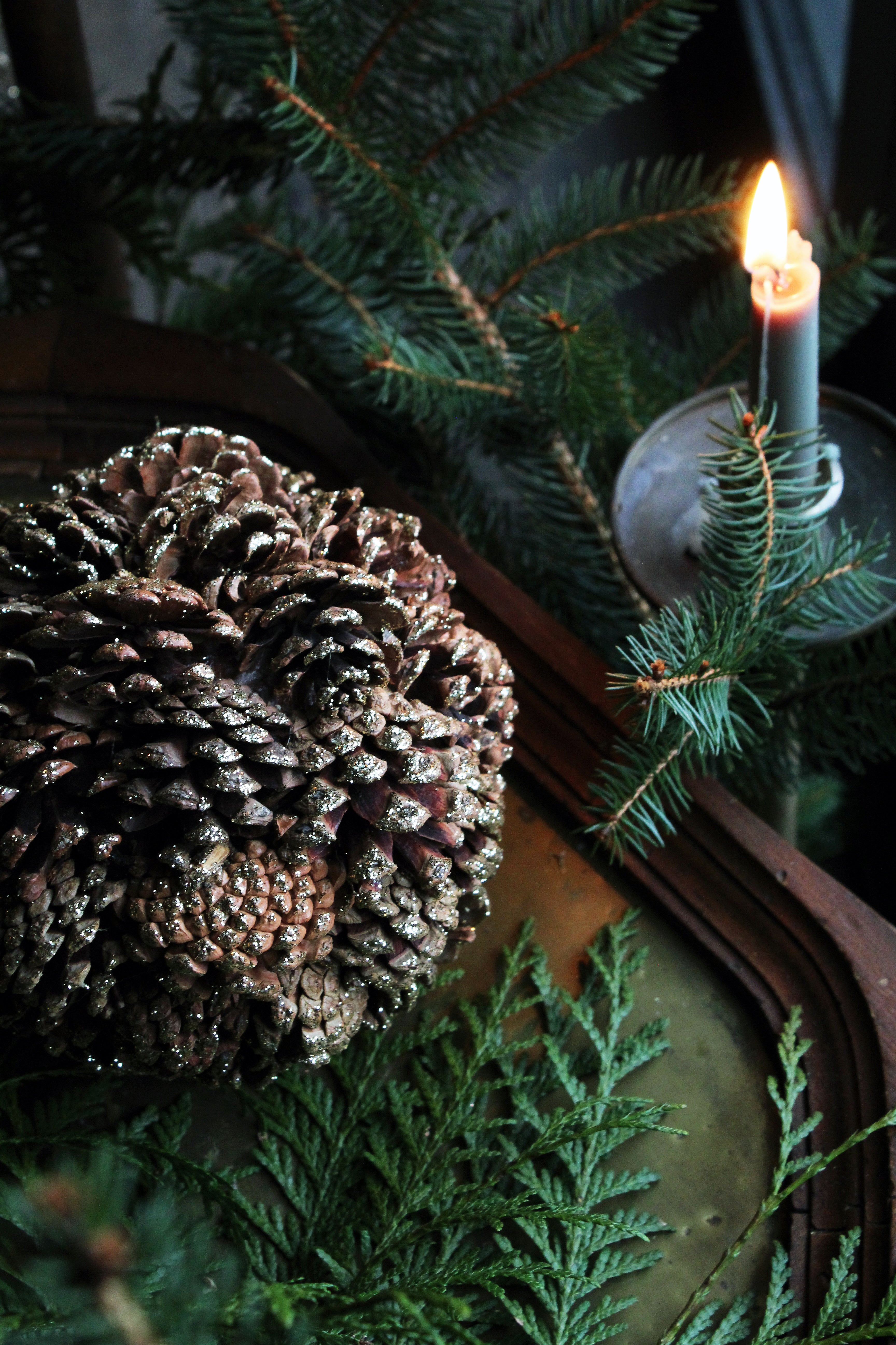 GLITTER PINE CONE BALL