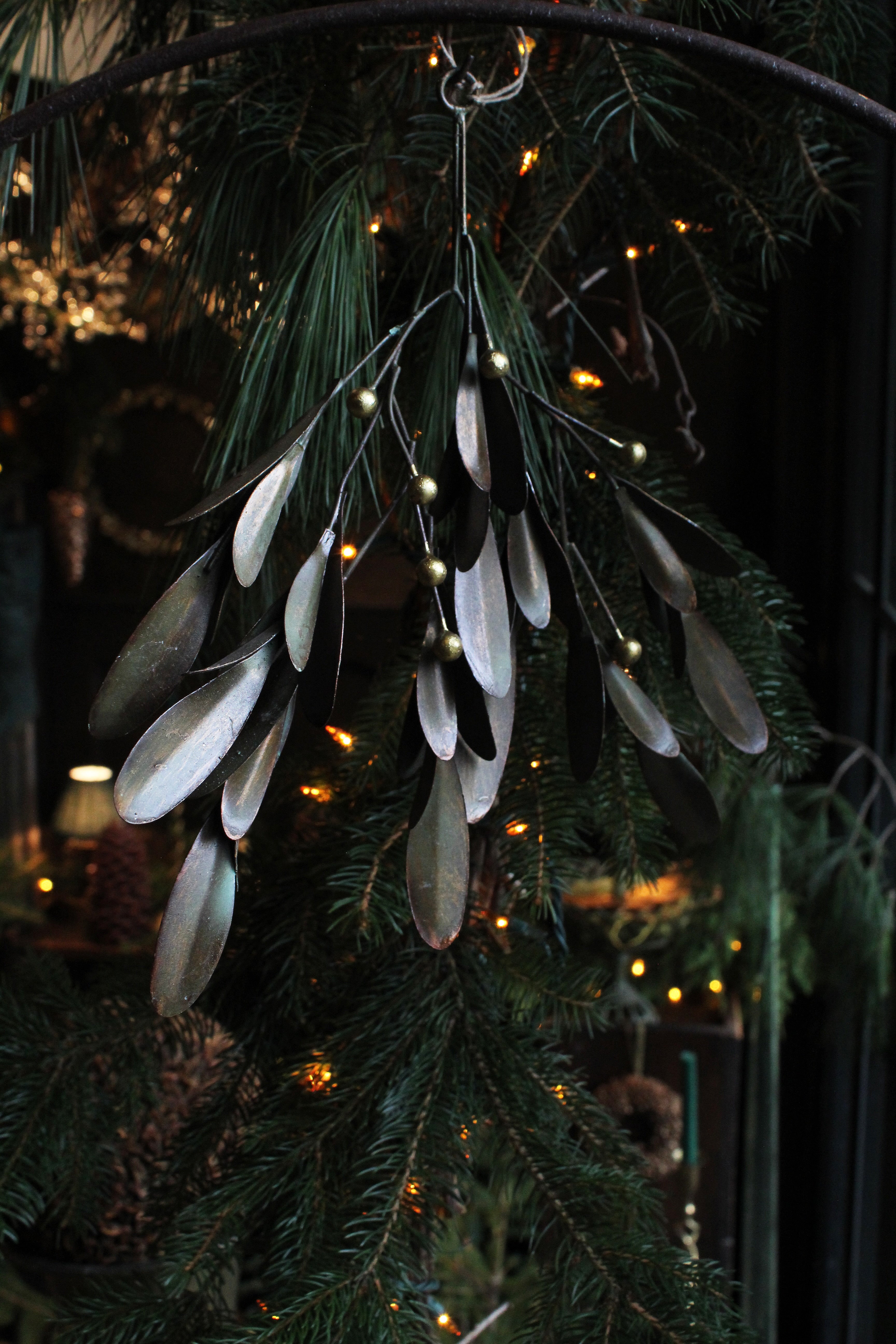 METAL MISTLETOE GREEN
