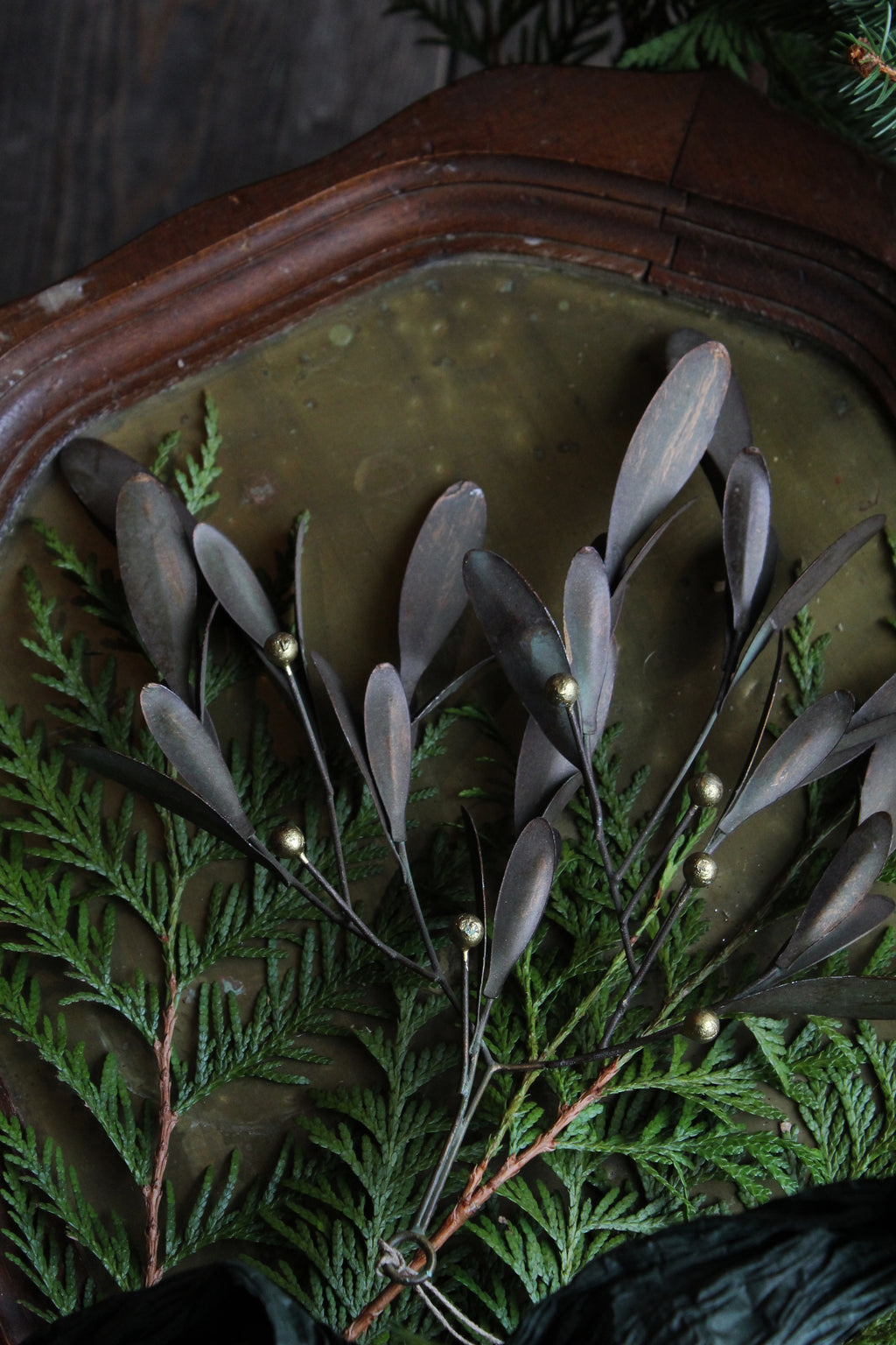 METAL MISTLETOE GREEN