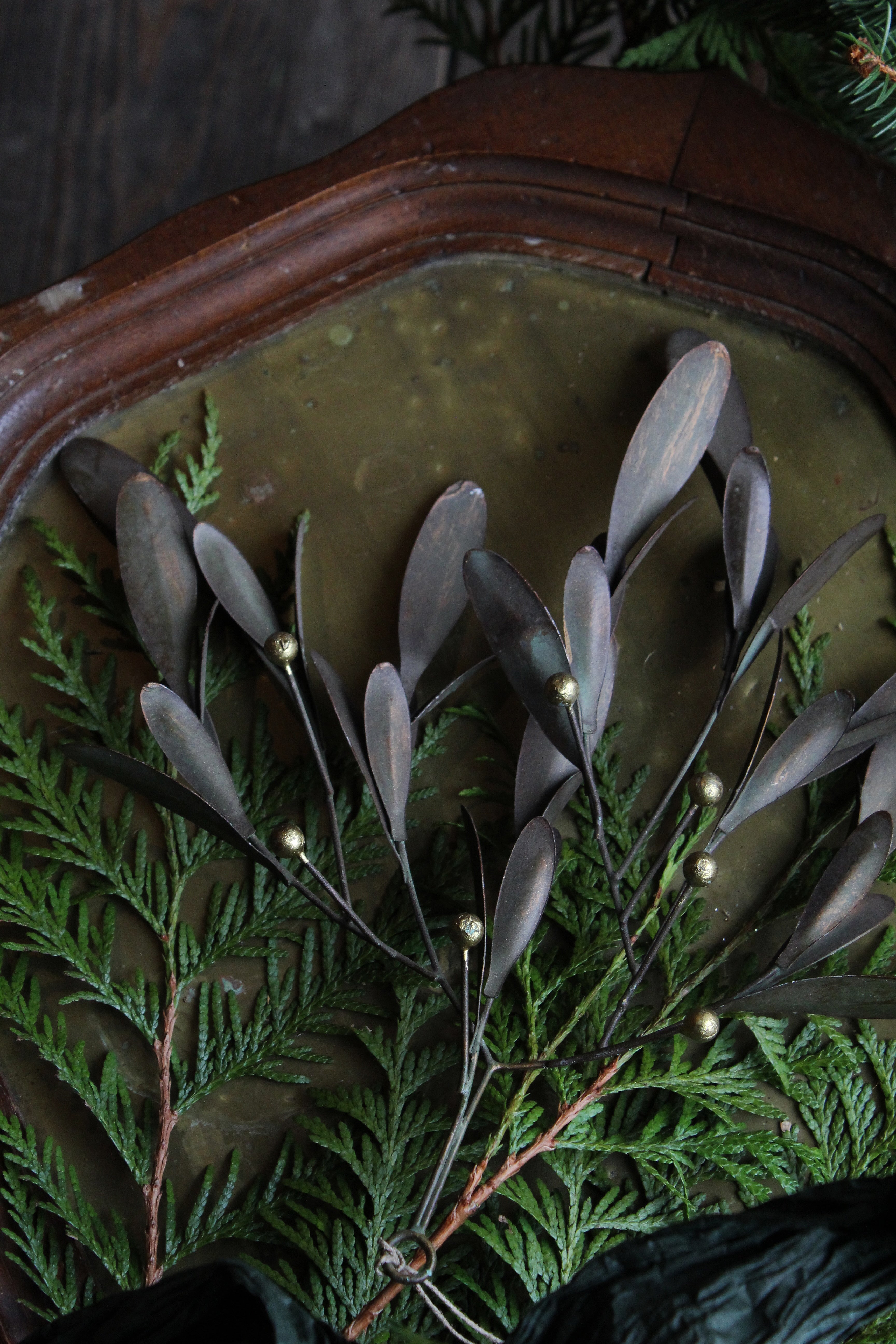 METAL MISTLETOE GREEN