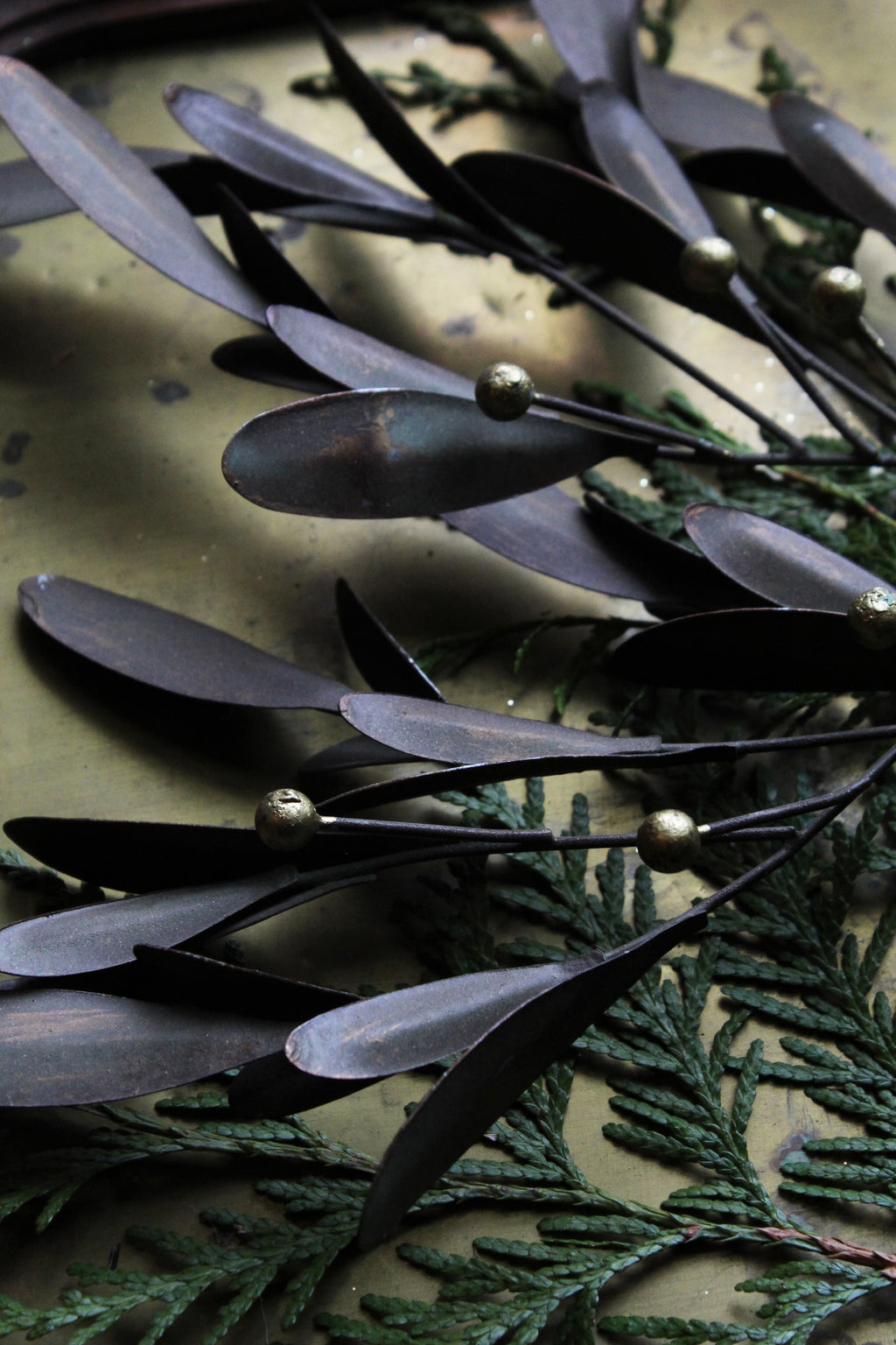 METAL MISTLETOE GREEN