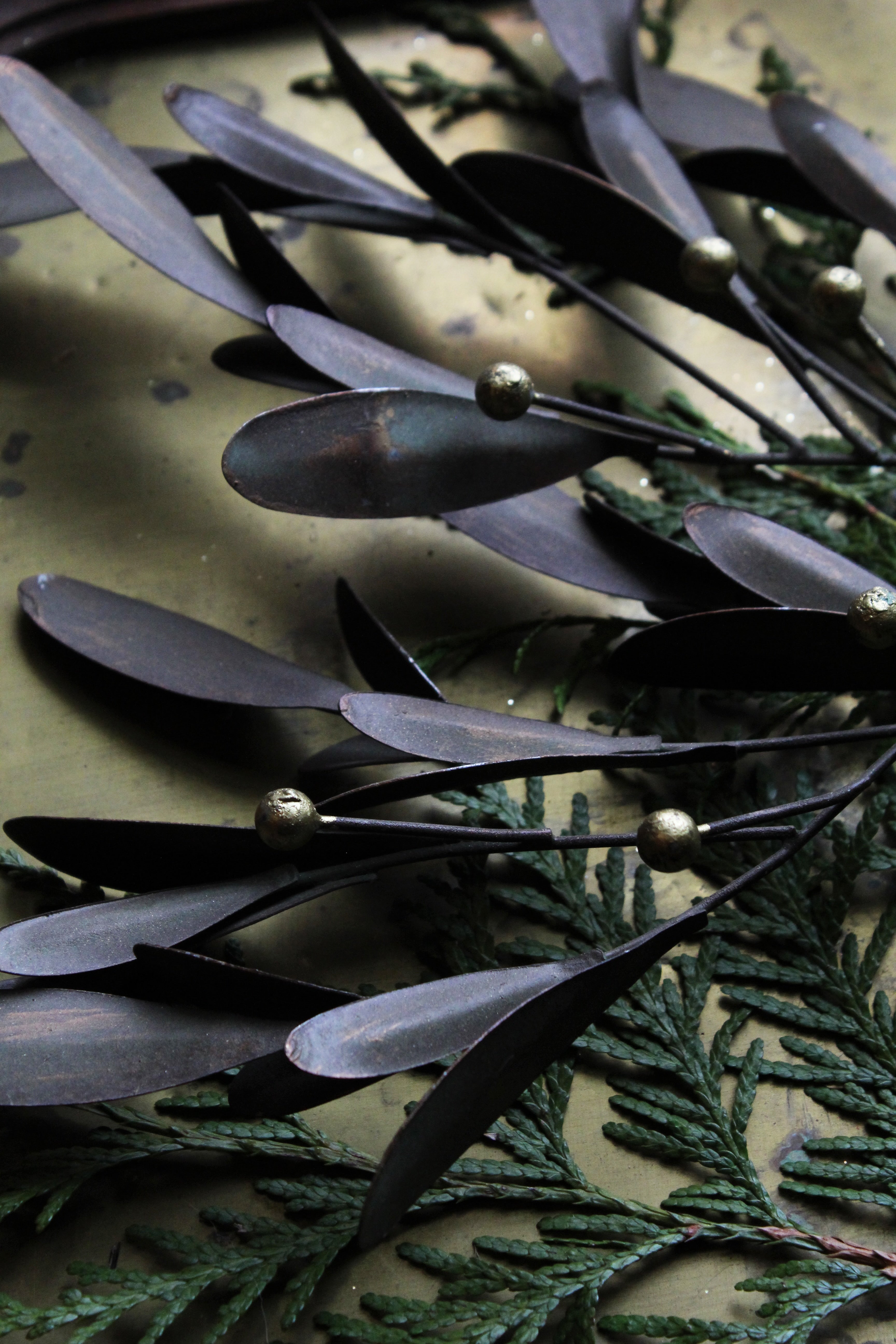 METAL MISTLETOE GREEN