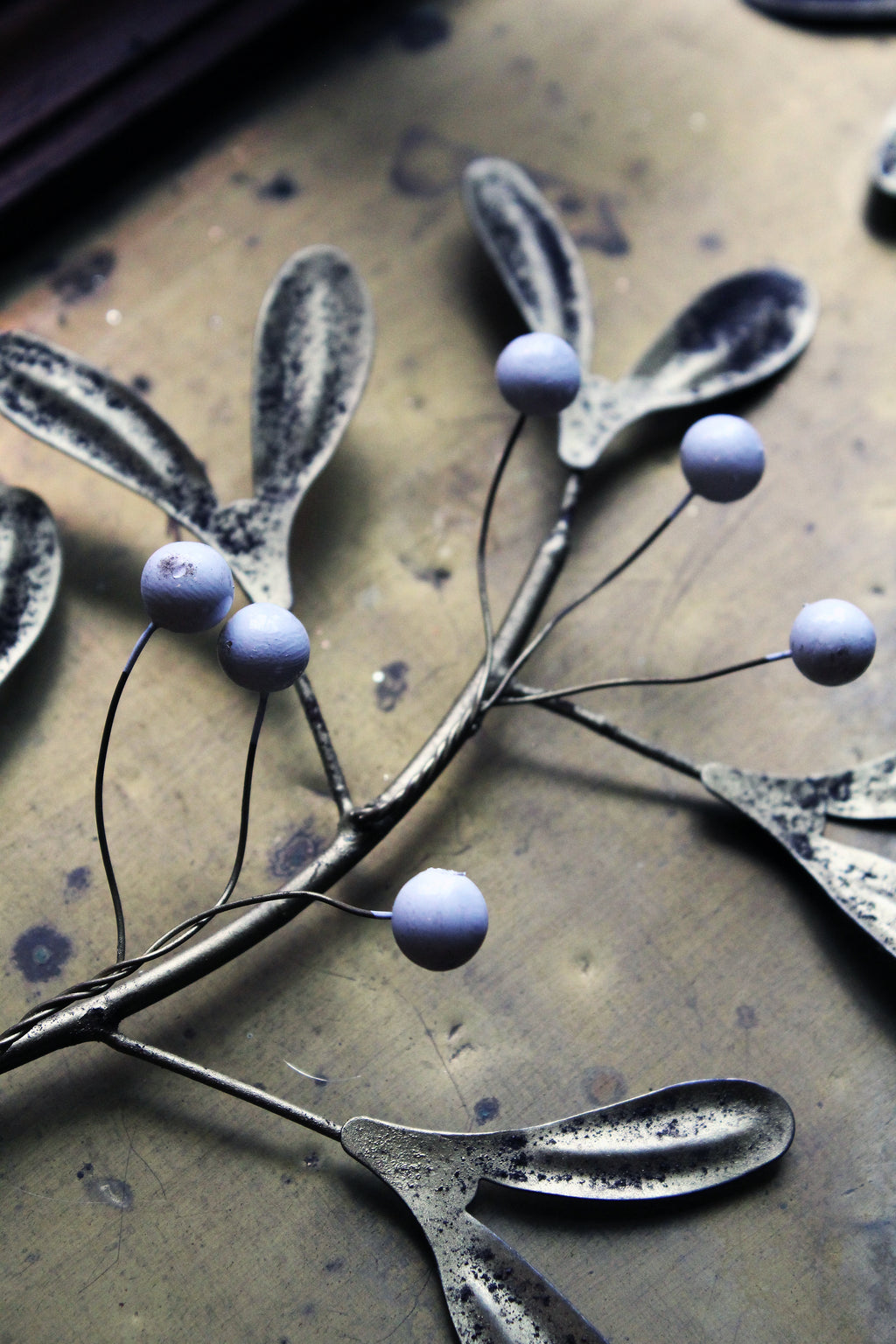 METAL MISTLETOE GOLD